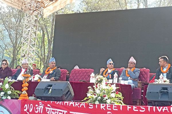 तामझामपूर्ण पोखरा सडक महोत्सव